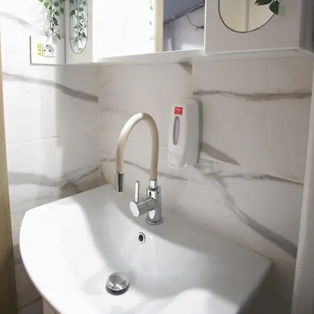 Wonderwall - 1br Hideaway In Vibrant Piata Romana Апартаменти